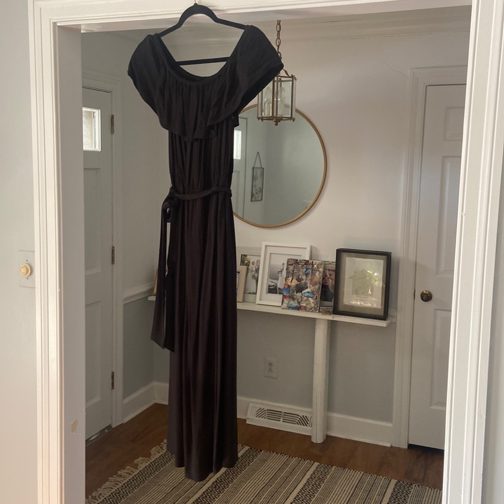 Black midi dress, worn but I. Good condition! Two easy to wear it, elastic waist